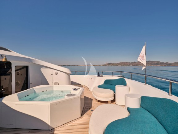 Deck Jacuzzi accessible from the master cabin