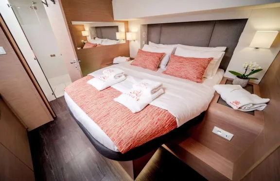Guest cabin