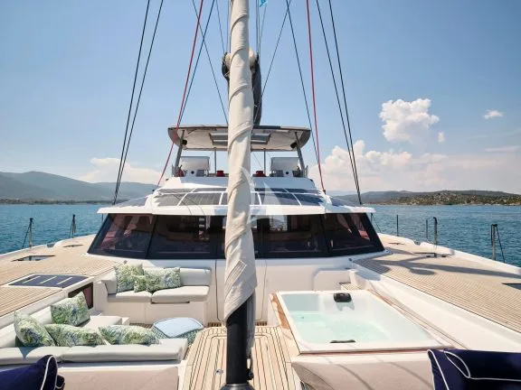 Fore deck sunbathing area
