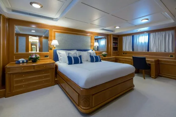 Full beam VIP cabin