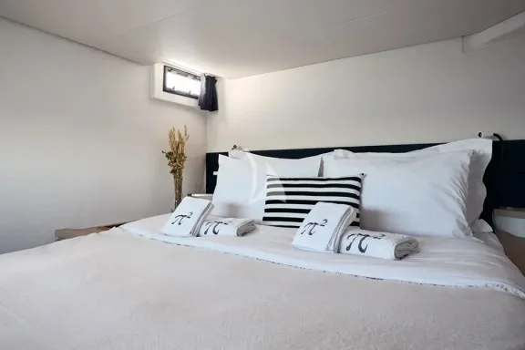 Guest cabin