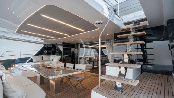 Cockpit with stairs to the flybridge