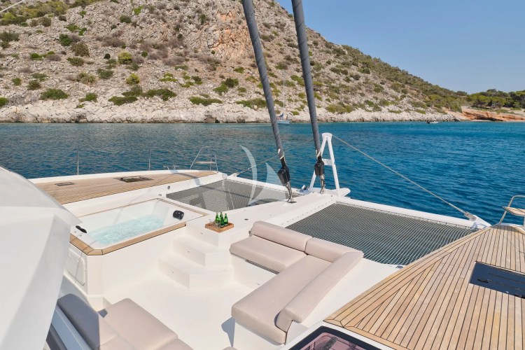 Fore deck seating area with jacuzzi