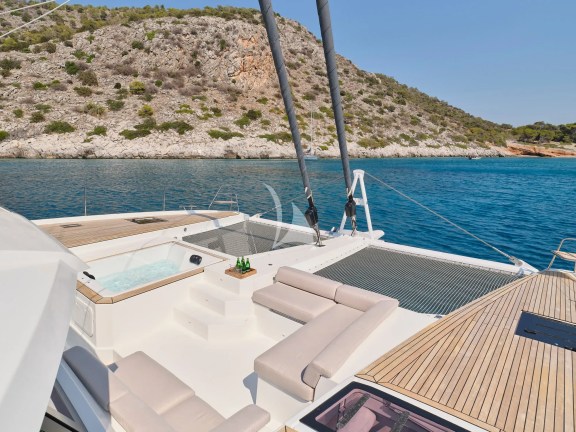 Fore deck seating area with jacuzzi