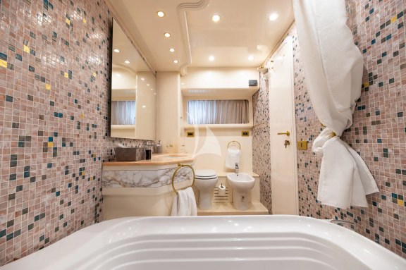Master cabin bathroom