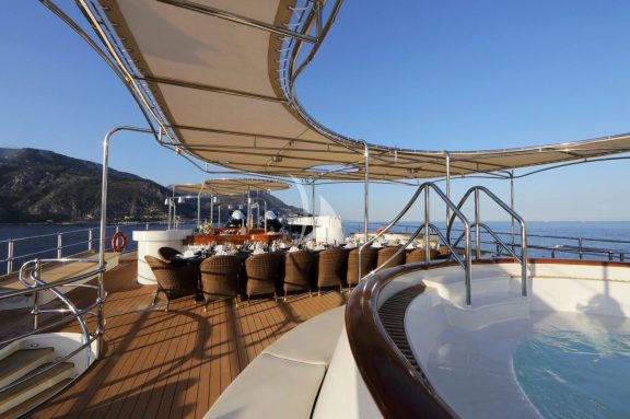 SUNDECK DINING AND JACUZZI