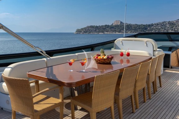 Sundeck - Dining area