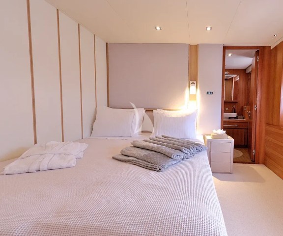 Port Double Cabin in the 5 cabins version (Master cabin divided into 2 Double cabins)