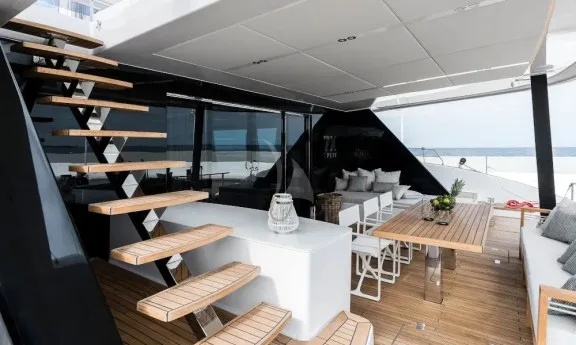 Aft deck leading to the flybridge