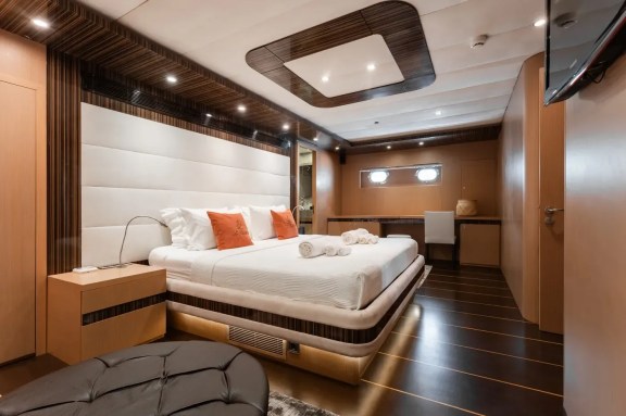 Image of LE PIETRE yacht #11