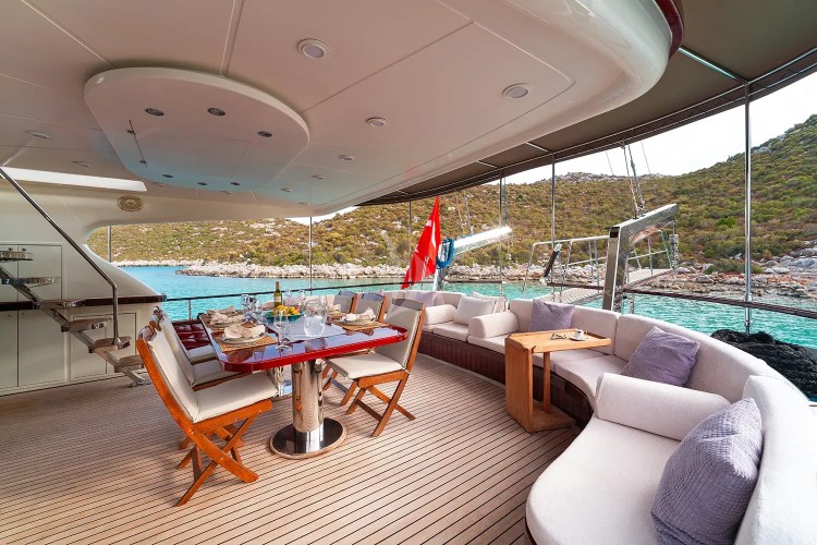 Aft Seating and Lounging