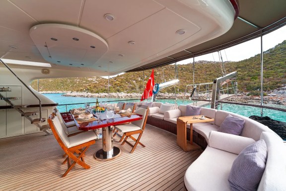 Aft Seating and Lounging