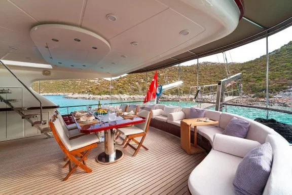 Aft Seating and Lounging