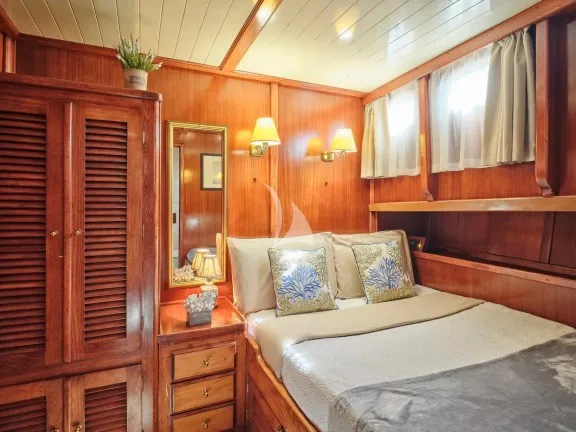Guest cabin