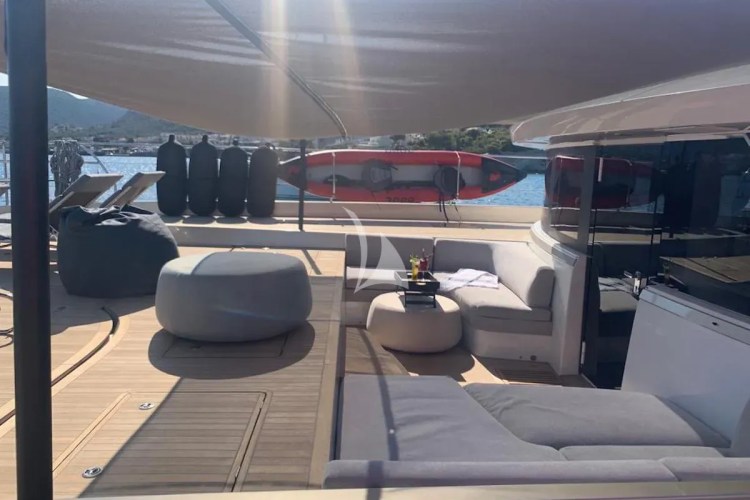 Fore deck with sun shade