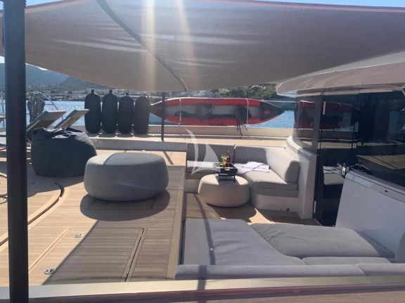 Fore deck with sun shade