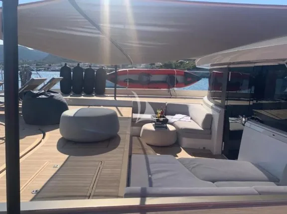 Fore deck with sun shade