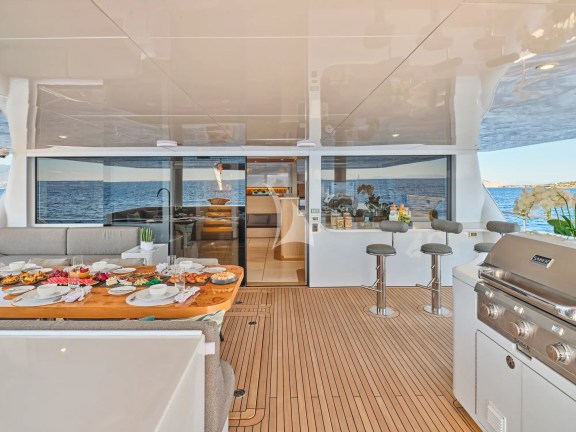 Cockpit with bar and BBQ