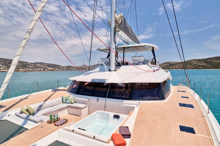 Fore deck seating area and Jacuzzi
