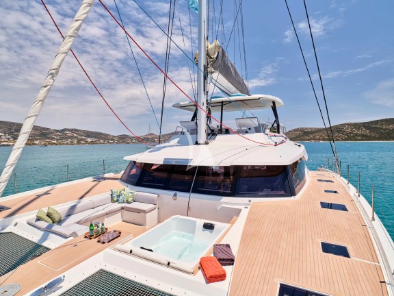 Fore deck seating area and Jacuzzi