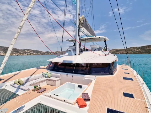 Fore deck seating area and Jacuzzi