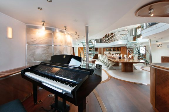 PIANO MAIN DECK SALON AND DINING