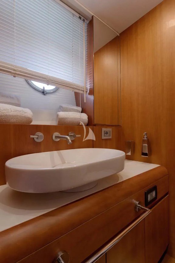 Port Twin Cabin Bathroom
