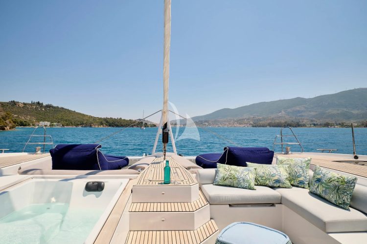 Fore deck sunbathing area