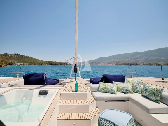 Fore deck sunbathing area