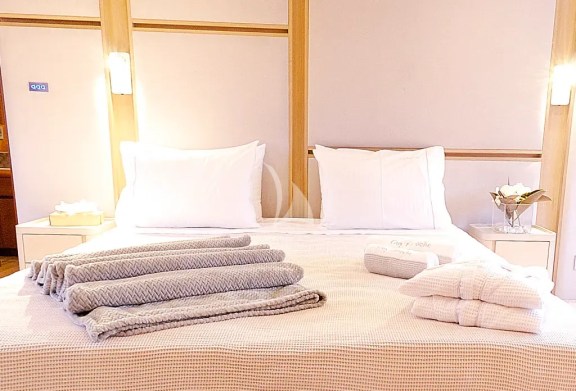Master Cabin king bed in the 4 cabins version