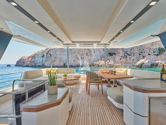Fly bridge area with wet bar