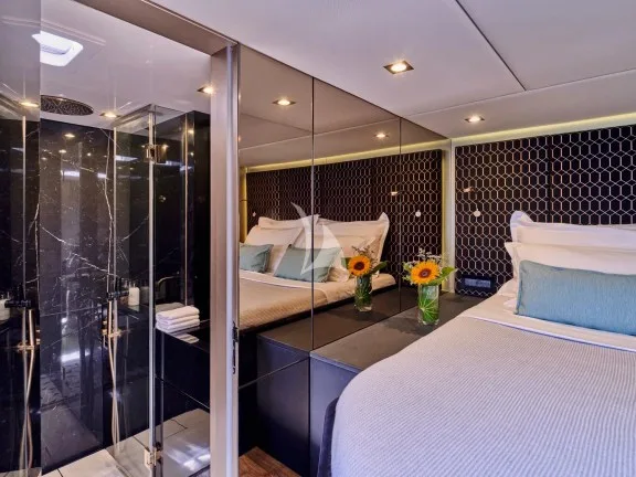 Guest cabin with Shower
