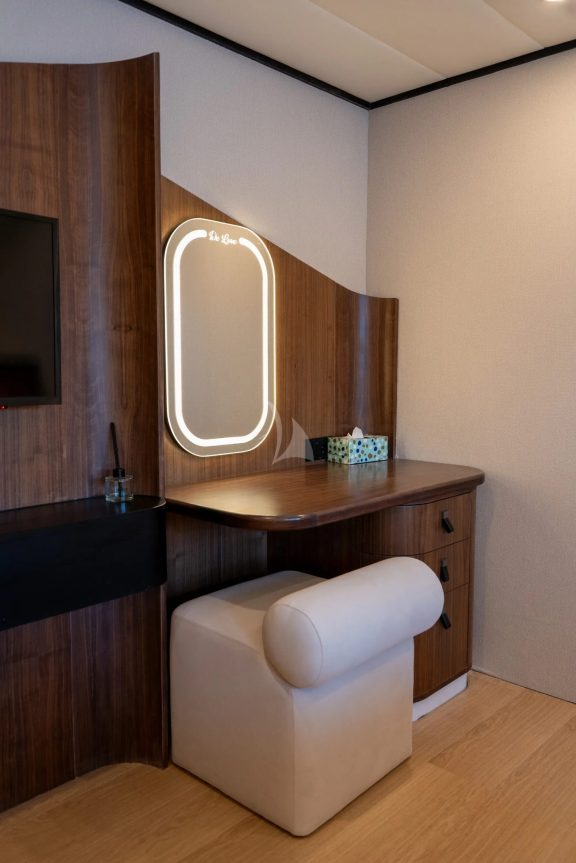 Image of De Love yacht #42