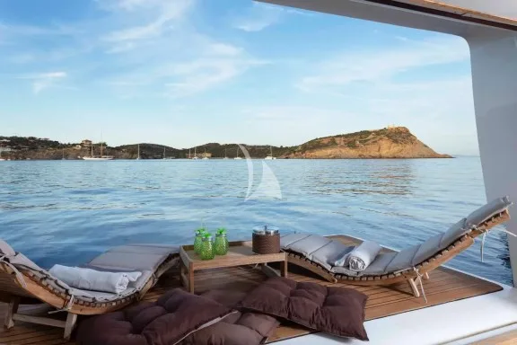 The spacious see through Beach Club with 2 large opening platforms on the sides and a door leading to the stern platfrom offers endless hours of fun and relaxation by the sea