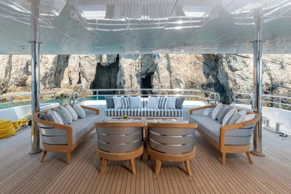 Aft deck seating