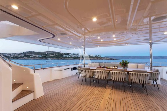 The large Main Deck veranda & dining table