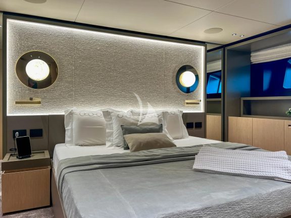 Full beam VIP cabin