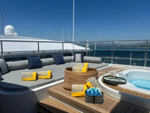 Sundeck sunbathing and jacuzzi