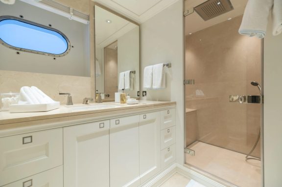 Summer twin cabin bath
