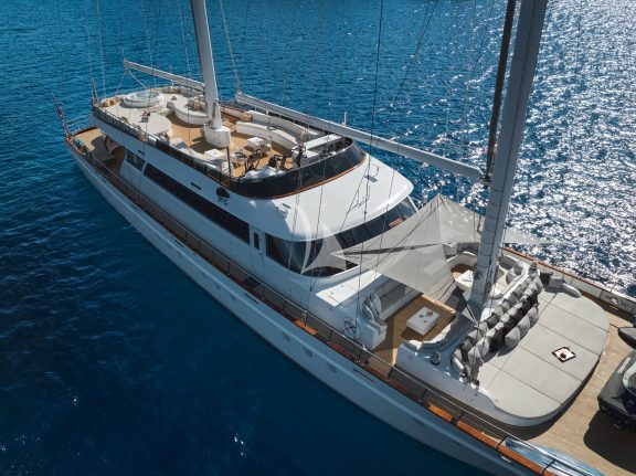 Lady Gita sundeck