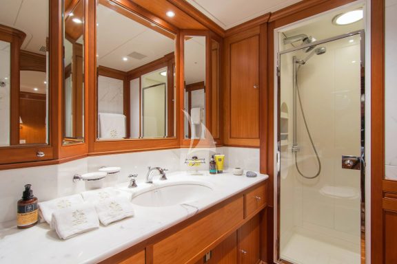 Twin stateroom bath