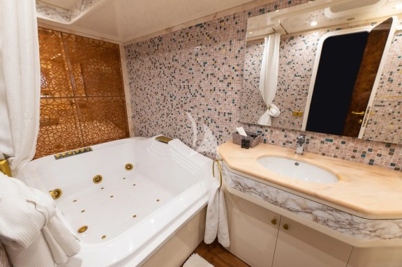 Master cabin bathroom