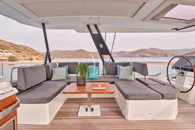 Flybridge Saloon 