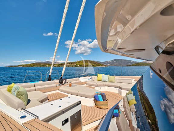 Fore deck sitting area