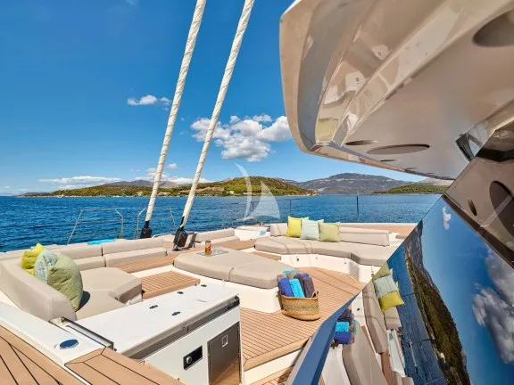 Fore deck sitting area
