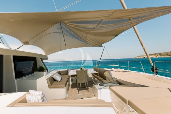 Forward Dining Area / Sunbathing Area