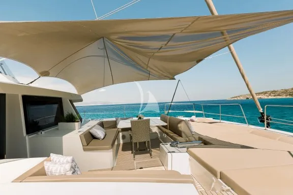 Forward Dining Area / Sunbathing Area