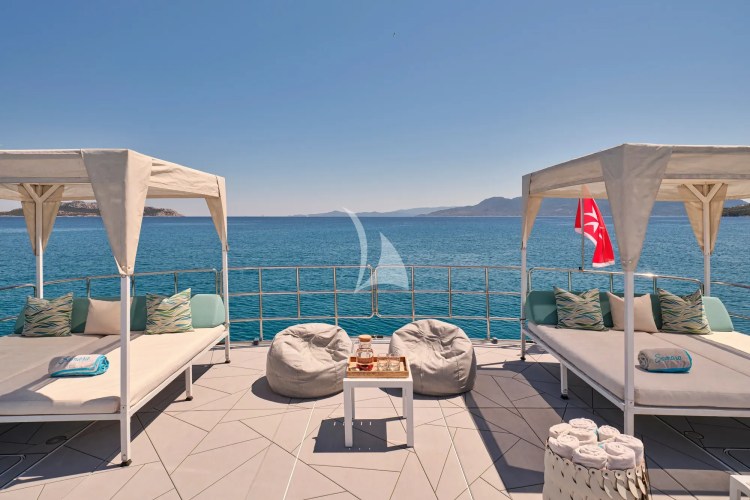 Launch area for sun bathing and relaxing