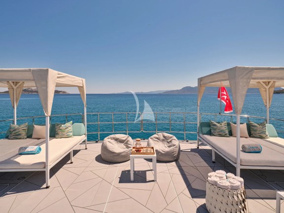 Launch area for sun bathing and relaxing
