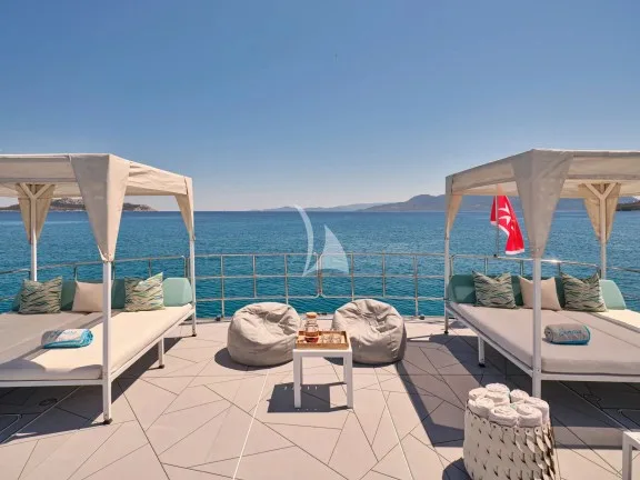 Launch area for sun bathing and relaxing